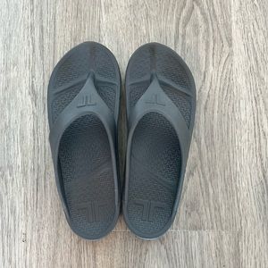 Telic arch support recovery flip flop slides